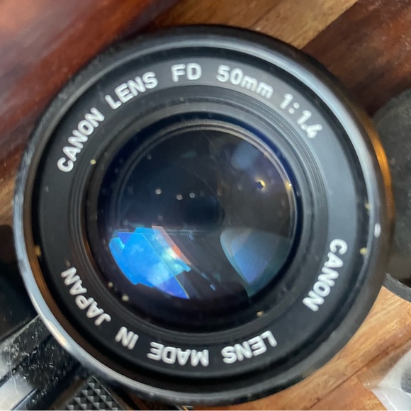 Canon a1 with motor drive and three lenses. - Picture 3 of 4